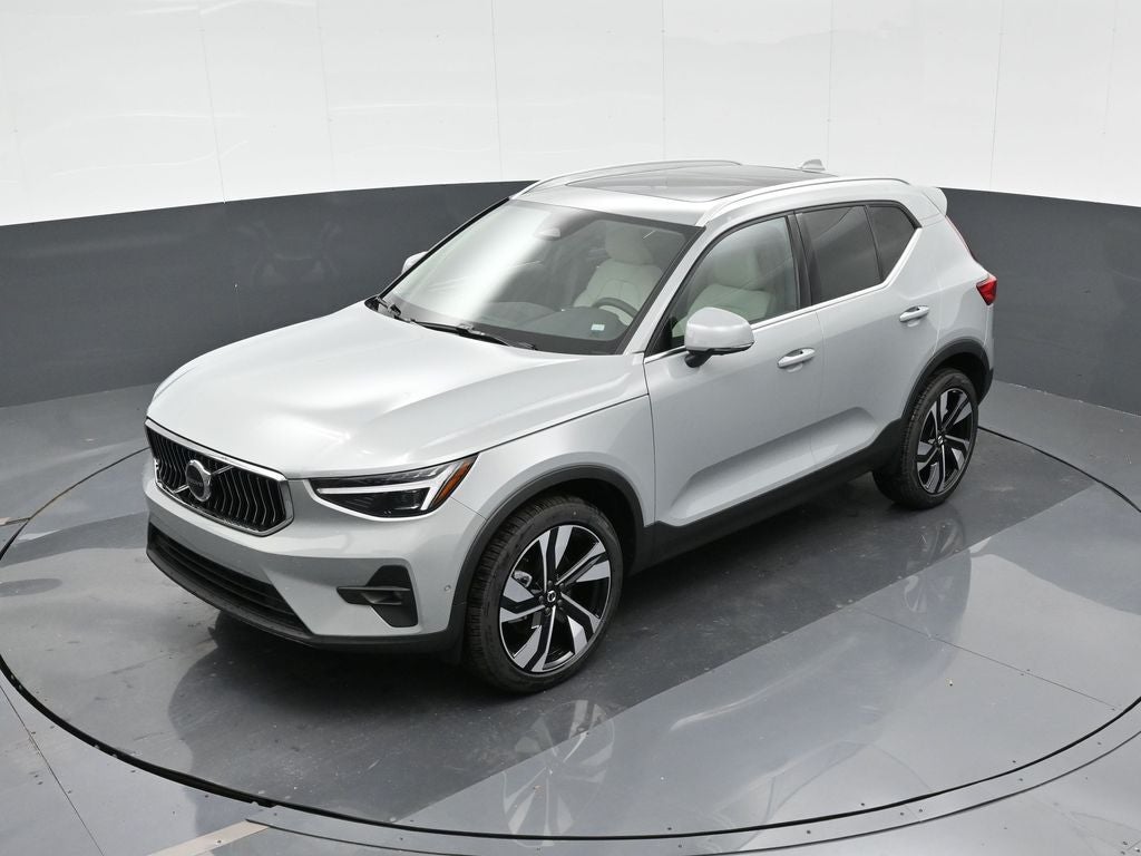 2025 Volvo XC40 B5 Ultra Bright Theme