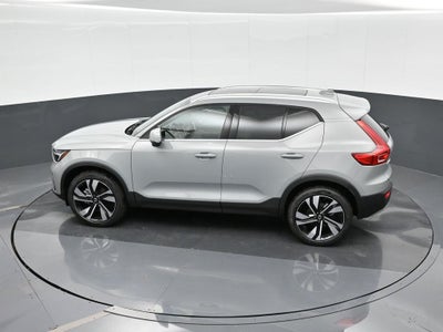 2025 Volvo XC40 B5 Ultra Bright Theme