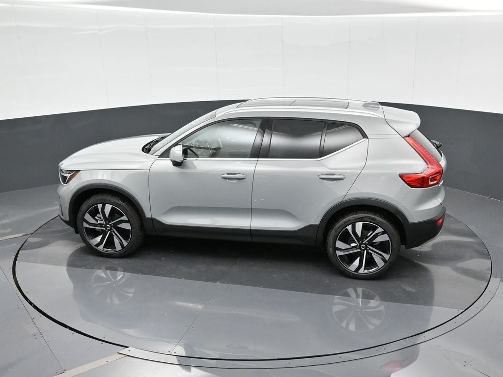 2025 Volvo XC40 B5 Ultra Bright Theme