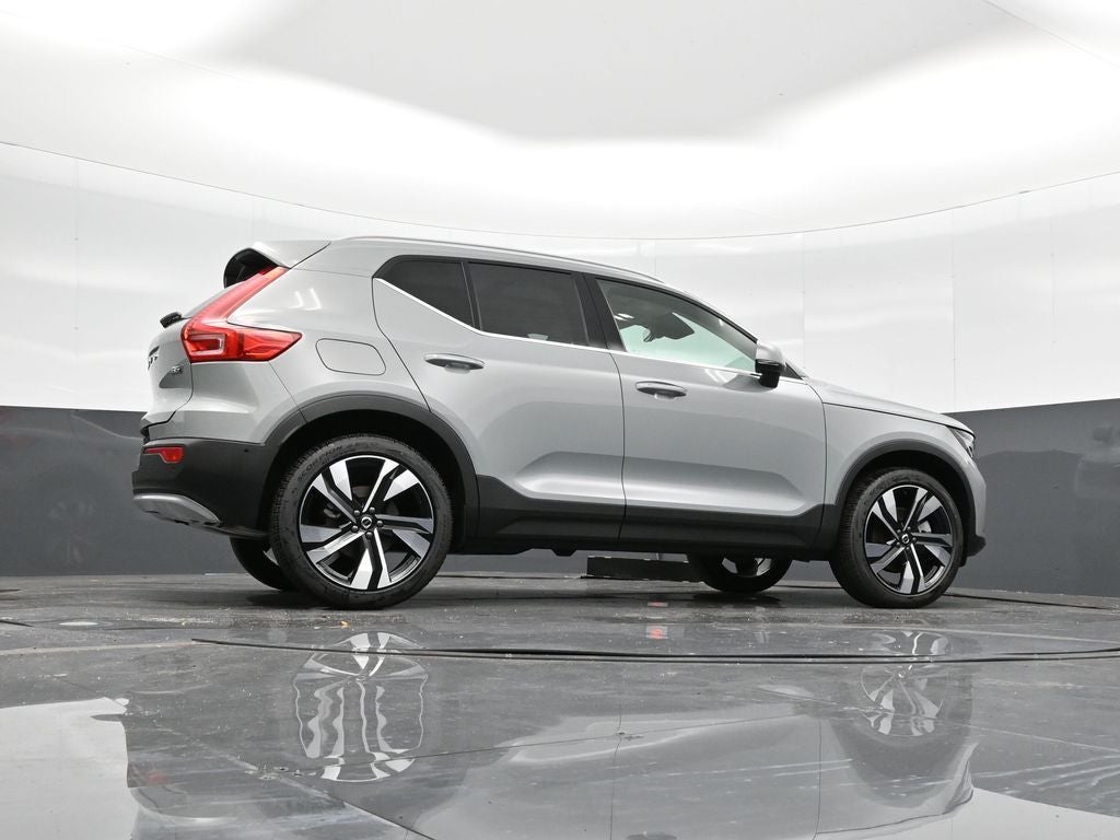 2025 Volvo XC40 B5 Ultra Bright Theme