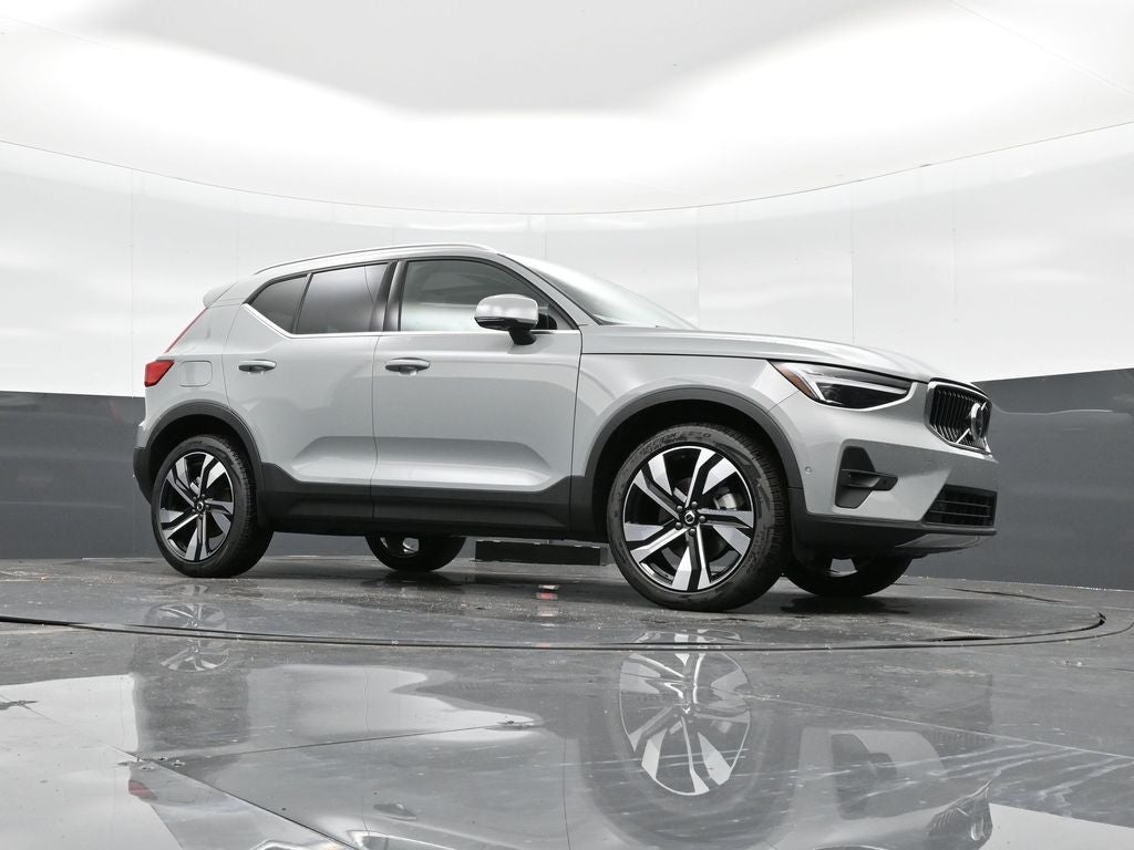 2025 Volvo XC40 B5 Ultra Bright Theme