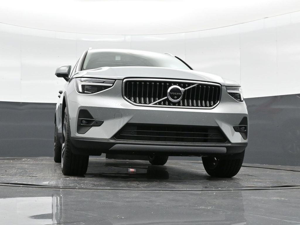 2025 Volvo XC40 B5 Ultra Bright Theme