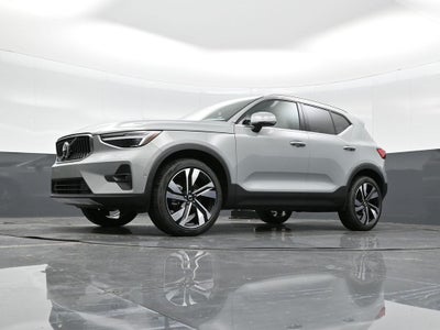 2025 Volvo XC40 B5 Ultra Bright Theme