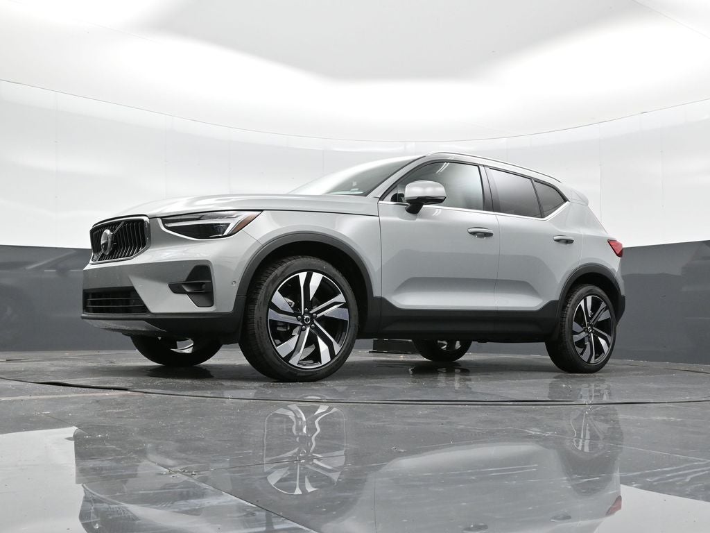 2025 Volvo XC40 B5 Ultra Bright Theme