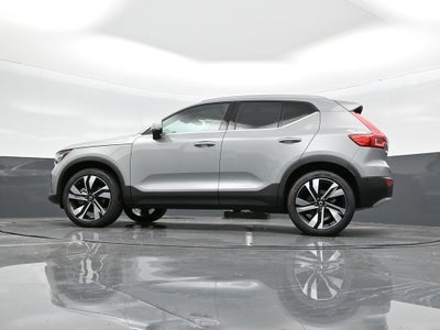 2025 Volvo XC40 B5 Ultra Bright Theme