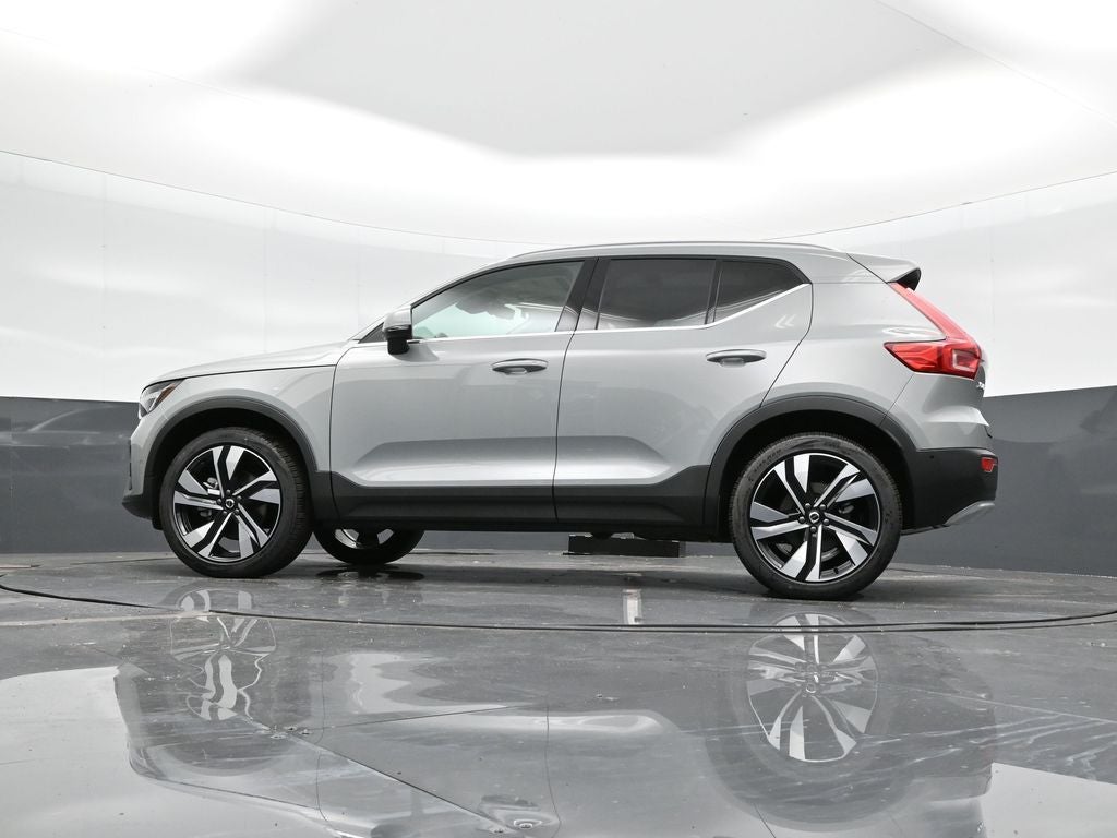 2025 Volvo XC40 B5 Ultra Bright Theme