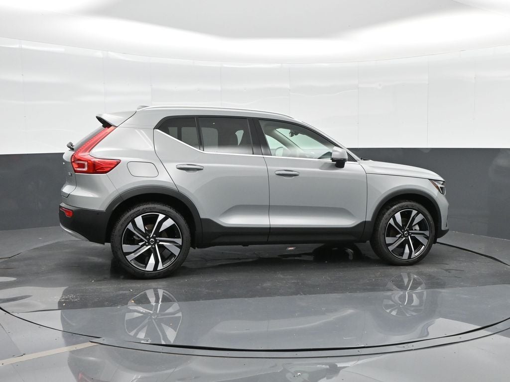 2025 Volvo XC40 B5 Ultra Bright Theme