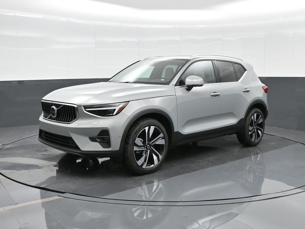 2025 Volvo XC40 B5 Ultra Bright Theme