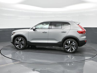 2025 Volvo XC40 B5 Ultra Bright Theme