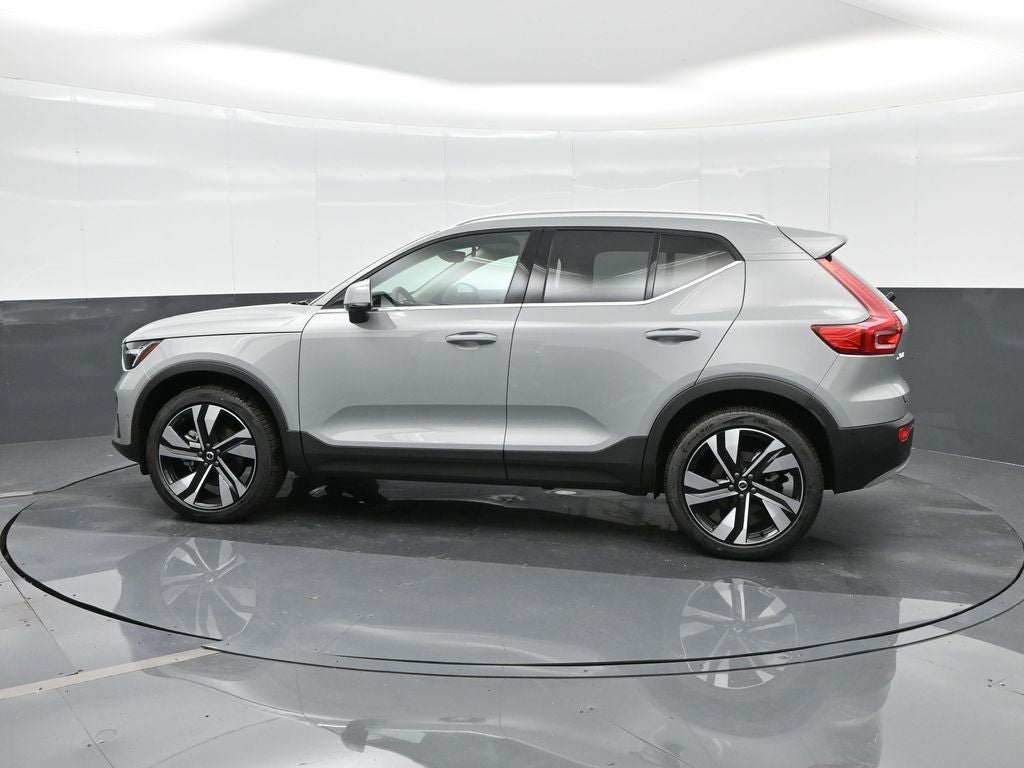 2025 Volvo XC40 B5 Ultra Bright Theme