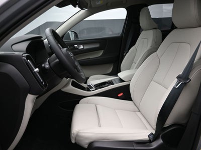 2025 Volvo XC40 B5 Ultra Bright Theme