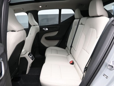 2025 Volvo XC40 B5 Ultra Bright Theme