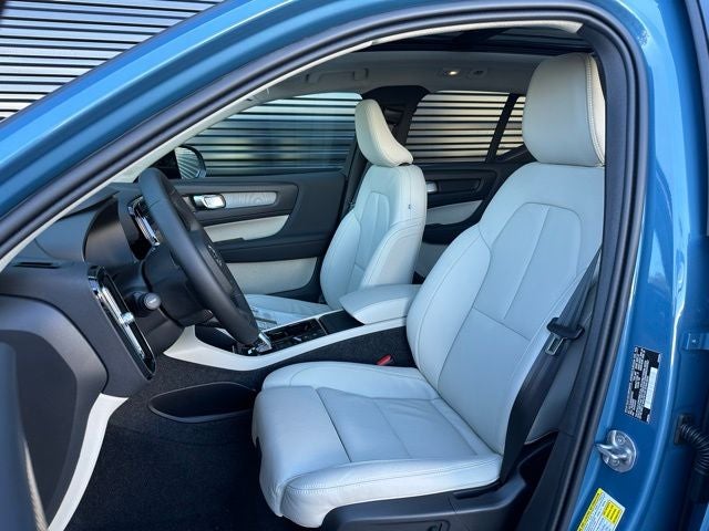 2025 Volvo XC40 B5 Ultra Dark Theme