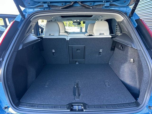 2025 Volvo XC40 B5 Ultra Dark Theme