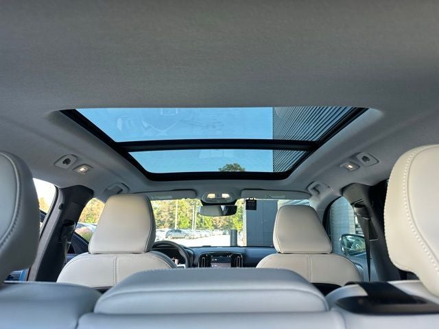 2025 Volvo XC40 B5 Ultra Dark Theme