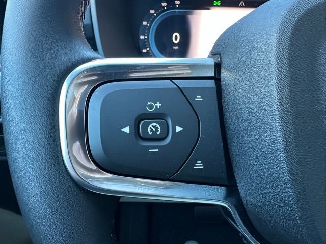 2025 Volvo XC40 B5 Ultra Dark Theme