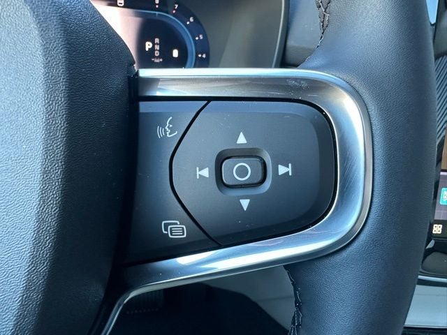 2025 Volvo XC40 B5 Ultra Dark Theme