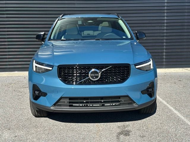 2025 Volvo XC40 B5 Ultra Dark Theme