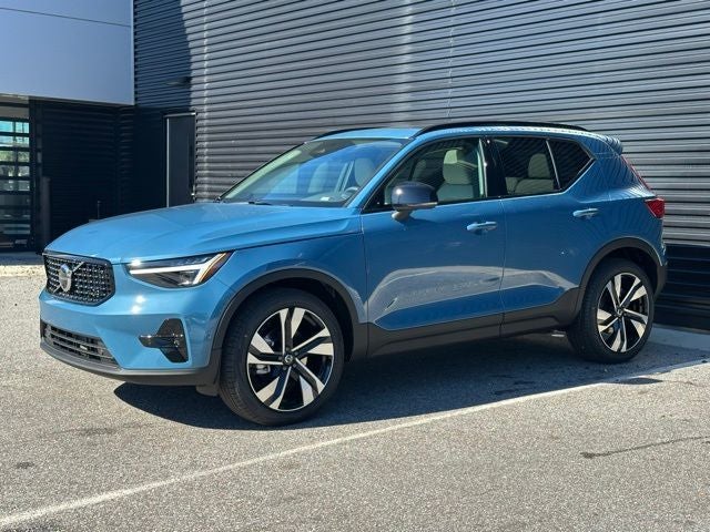 2025 Volvo XC40 B5 Ultra Dark Theme