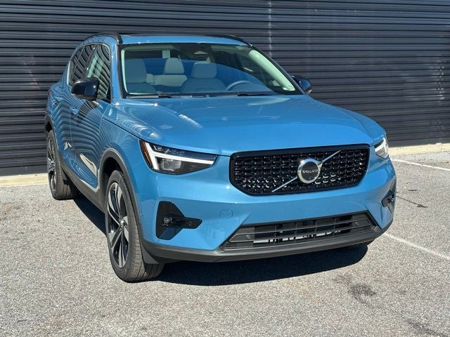 2025 Volvo XC40 B5 Ultra Dark Theme
