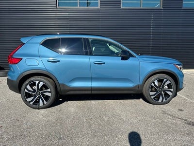 2025 Volvo XC40 B5 Ultra Dark Theme