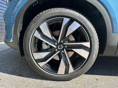 2025 Volvo XC40 B5 Ultra Dark Theme