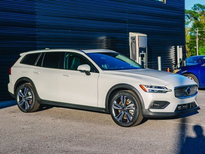 2025 Volvo V60 Cross Country B5 Plus