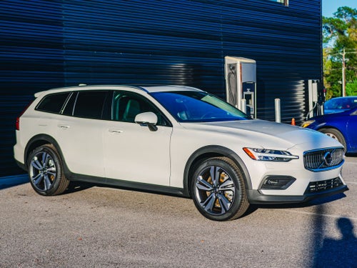 2025 Volvo V60 Cross Country B5 Plus