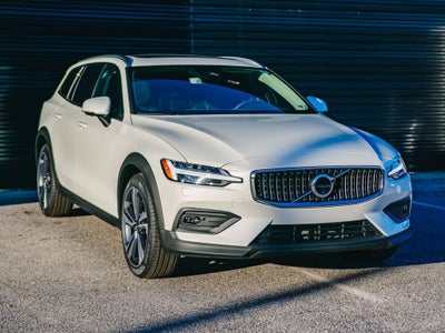 2025 Volvo V60 Cross Country B5 Plus
