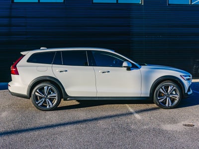 2025 Volvo V60 Cross Country B5 Plus