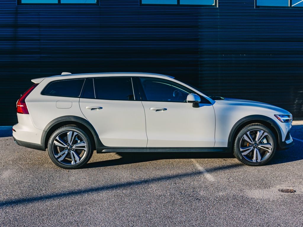 2025 Volvo V60 Cross Country B5 Plus