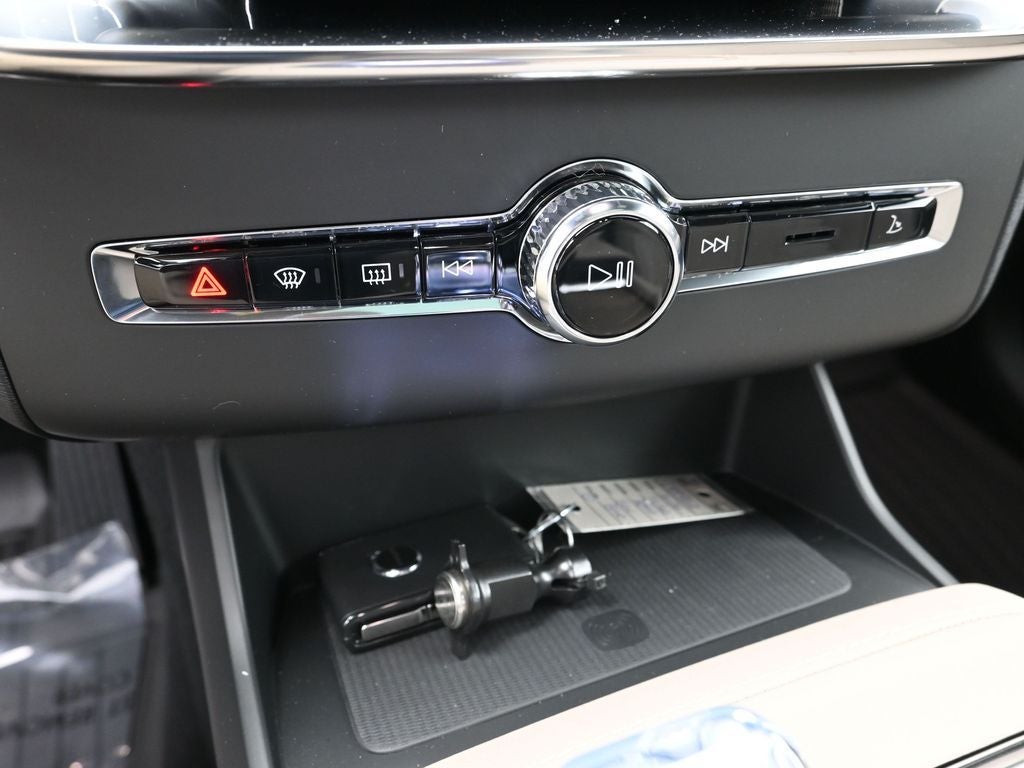 2026 Volvo XC90 B5 Plus