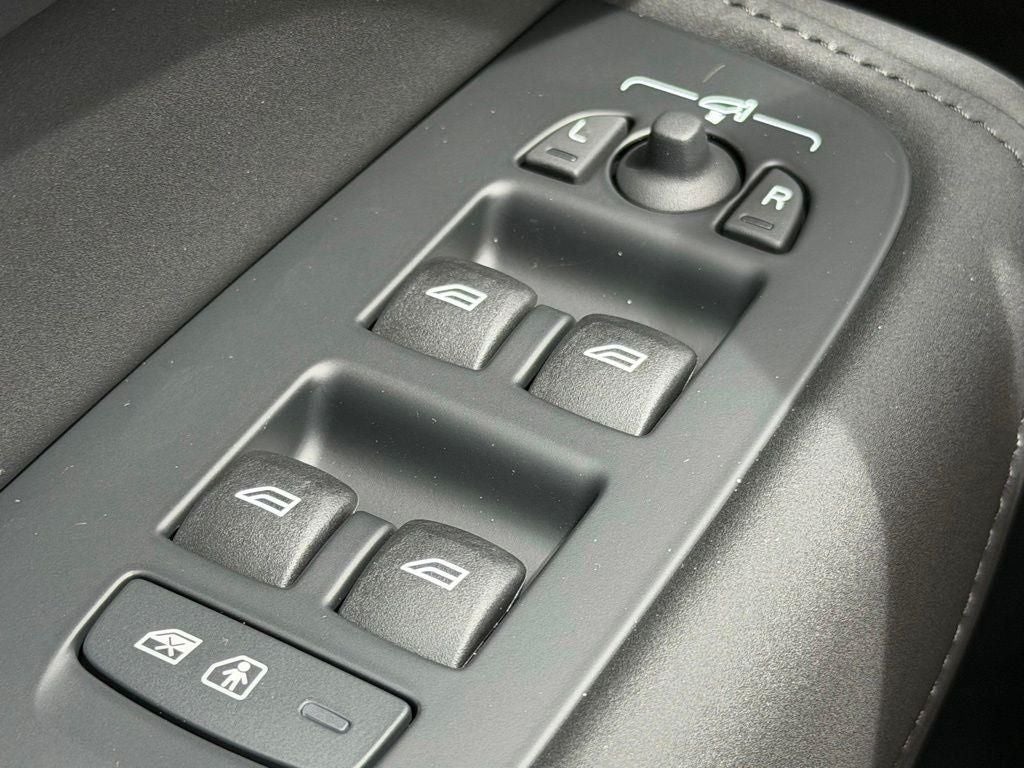 2026 Volvo XC60 B5 Ultra Black Edition