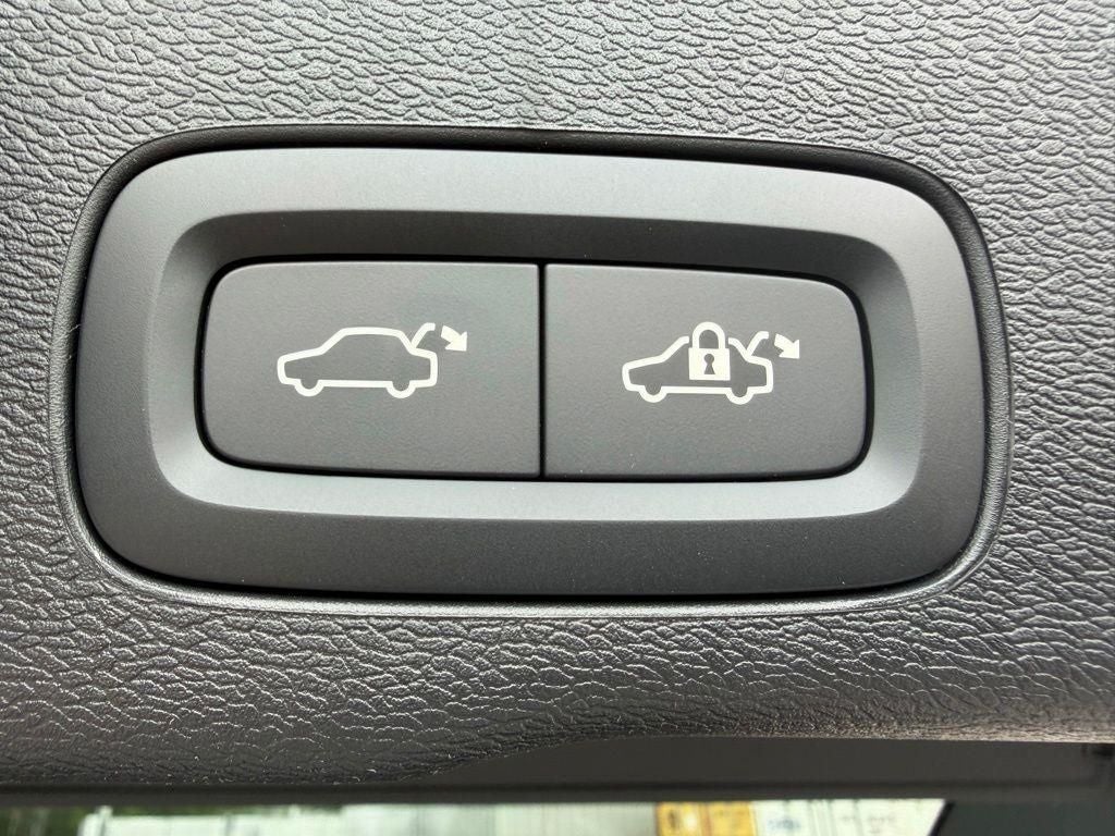 2026 Volvo XC60 B5 Ultra Black Edition