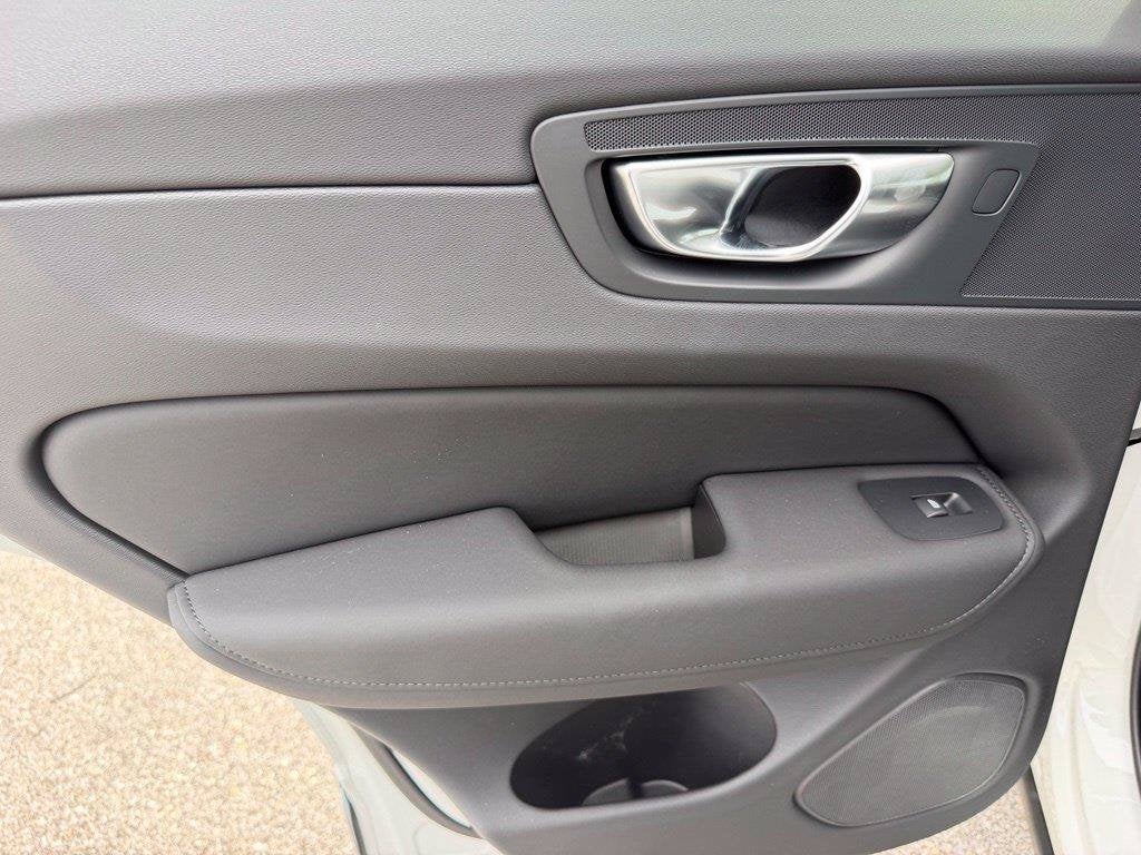 2027 Volvo XC60 B5 Plus