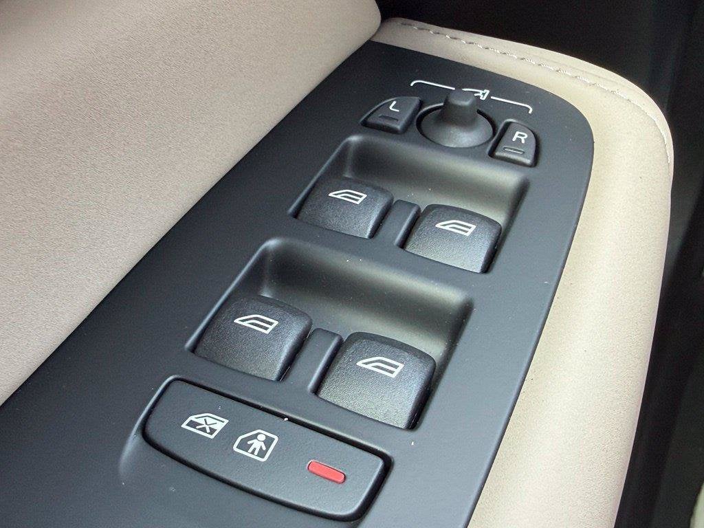2027 Volvo XC60 B5 Plus